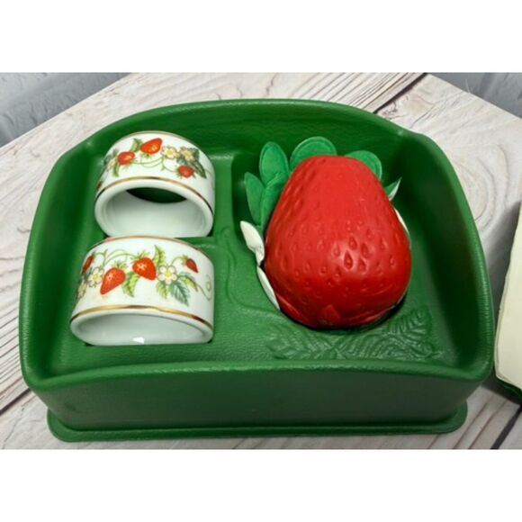 NEW Avon Set Of 2 Vintage Strawberry Porcelain Napkin Rings & Guest Soap - Picture 2 of 13
